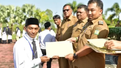 Penjabat Bupati Aceh Besar Muhammad Iswanto menyerahkan SK (Surat Keputusan) Perpanjangan Perjanjian Kerja kepada 194 Guru Pegawai Pemerintah dengan Perjanjian Kerja (PPPK) Gelombang I di lingkungan Pemerintah Kabupaten Aceh Besar di halaman Kantor Bupati Aceh Besar, Senin (20/2/2023). (ANTARA/HO)