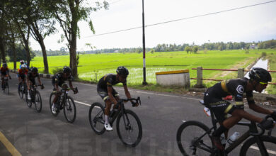 Para pebalap memacu kecepatan di acara balap sepeda Tour De Aceh 2023 di kawasan Aceh Besar, Aceh, Minggu (12/3/2023). Tour De Aceh 2023 diikuti 70 tim baik dari lokal, nasional hingga mancanegara dengan 315 atlet dengan jarak tempuh 99 kilometer. (Foto: Distori/Fahzian Aldevan)