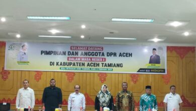 Ketua DPRK Aceh Tamiang lakukan sesi foto bersama usai kegiatan reses anggota DPRA. (Foto: Distori/Humas DPRK Aceh Tamiang)