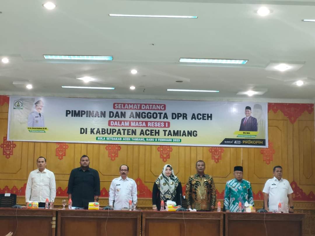 Ketua DPRK Aceh Tamiang lakukan sesi foto bersama usai kegiatan reses anggota DPRA. (Foto: Distori/Humas DPRK Aceh Tamiang)