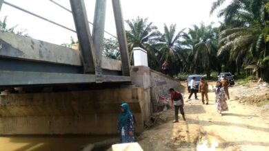 Anggota Komisi IV DPRK Aceh Tamiang ketika meninjau pembangunan jembatan. (Foto: Distori/Humas DPRK Aceh Tamiang)