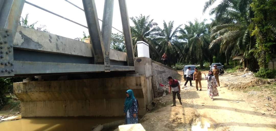 Anggota Komisi IV DPRK Aceh Tamiang ketika meninjau pembangunan jembatan. (Foto: Distori/Humas DPRK Aceh Tamiang)