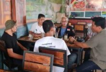 Anggota Komisi II DPRK Aceh Tamiang, M. Irwan ketika melakukan diskusi bersama Ketua Apkasindo Aceh, Sofyan. (Foto: Rahmad Wigoena)