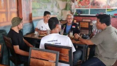 Anggota Komisi II DPRK Aceh Tamiang, M. Irwan ketika melakukan diskusi bersama Ketua Apkasindo Aceh, Sofyan. (Foto: Rahmad Wigoena)