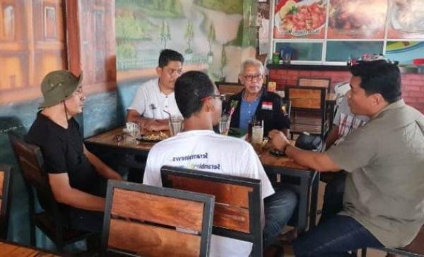 Anggota Komisi II DPRK Aceh Tamiang, M. Irwan ketika melakukan diskusi bersama Ketua Apkasindo Aceh, Sofyan. (Foto: Rahmad Wigoena)