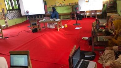 Salah seorang instruktur ketika memaparkan materi dalam kegiatan program "Tamiang Menulis". (Foto: Distori/Istimewa)