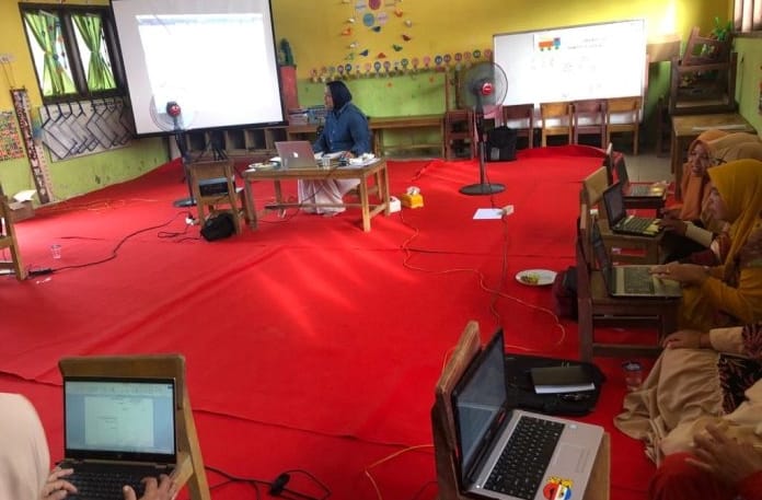 Salah seorang instruktur ketika memaparkan materi dalam kegiatan program "Tamiang Menulis". (Foto: Distori/Istimewa)