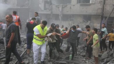 Masyarakat di Kota Rafah di Jalur Gaza bagian selatan pada Kamis (12/10/2023) membantu upaya penyelamatan para korban rentetan serangan udara Israel. (Foto: Antara/Khaled Omar/Xinhua/tm)