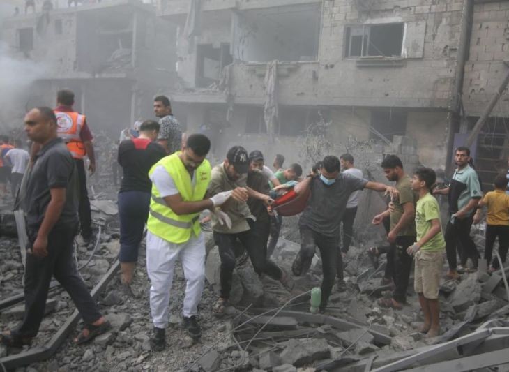 Masyarakat di Kota Rafah di Jalur Gaza bagian selatan pada Kamis (12/10/2023) membantu upaya penyelamatan para korban rentetan serangan udara Israel. (Foto: Antara/Khaled Omar/Xinhua/tm)