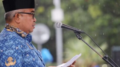 Sekda Aceh, Bustami membacakan amanat saat memimpin Upacara Peringatan HUT KORPRI ke - 52 di Halaman Kantor Gubernur Aceh, Banda Aceh, Rabu (29/11/2023). (Foto: Adpim Pemprov Aceh)