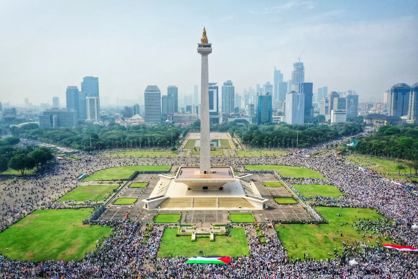 Ribuan massa aksi bela Palestina memadati kawasan silang Monumen Nasional (Monas), Jakarta, Minggu (05/11/2023). (DERY RIDWANSAH)