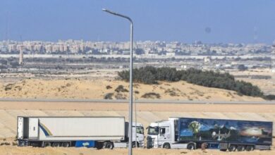 Sejumlah truk antre untuk mengangkut barang bantuan kemanusiaan yang akan diberikan untuk warga Palestina di kawasan Mesir, Senin (6/11/2023). (Foto: Antara/Muhammad Adimaja).