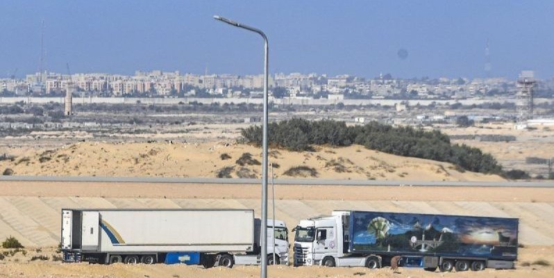 Sejumlah truk antre untuk mengangkut barang bantuan kemanusiaan yang akan diberikan untuk warga Palestina di kawasan Mesir, Senin (6/11/2023). (Foto: Antara/Muhammad Adimaja).