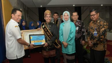 Penjabat Gubernur Aceh, Achmad Marzuki didampingi Bunda Literasi Aceh, Ny. Ayu Marzuki, saat menyerahkan piagam penghargaan kepada Duta Arsip Aceh, pada kegiatan Hari Kunjungan Perpustakaan di Gedung Perpustakaan Wilayah Aceh, Banda Aceh, Rabu (22/11/2023). (Foto: Dok. Biro Adpim Pemprov Aceh)