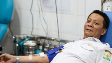 Penjabat Gubernur Aceh, Achmad Marzuki, saat mengikuti kegiatan donor darah rutin ASN Pemerintah Aceh, di Unit Donor Darah PMI Kota Banda Aceh, Rabu, (22/11/2023). (Foto: Dok. Biro Adpim Pemprov Aceh)