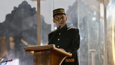 Penjabat Gubernur Aceh Achmad Marzuki, saat memberikan sambutan sekaligus membuka secara resmi Musabaqah Tilawatil Qur’an XXXVI/Ke-36 Aceh tahun 2023, di Lapangan Meuligoe Bupati Simeulue, Minggu (26/11/2023) malam. (Foto: Dok. Adpim Pemprov Aceh)