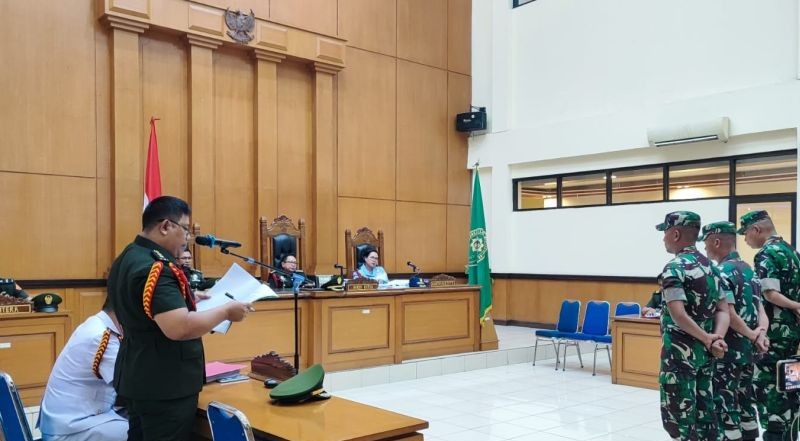 Oditur Militer Letkol Chk Upen Jaya Supena saat membacakan tuntutan dalam sidang kasus pembunuhan Imam Masykur di Pengadilan Militer II-08 Jakarta, Cakung, Jakarta Timur, Senin (27/11/2023). (Foto: Antara/Syaiful Hakim)