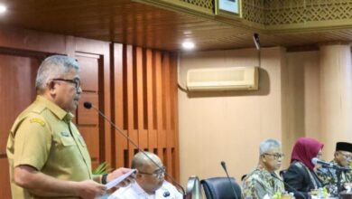 Sekda Aceh, Bustami saat menyampaikan sambutan Penjabat Gubernur Aceh pada rapat Persiapan dan Kesiapan Pemilu Serentak 2024 dengan Anggota Komisi II DPR-RI, di Gedung Serbaguna Setda Aceh, Banda Aceh, Senin (27/11/2023). (Foto: Dok. Biro Adpim Pemprov Aceh)
