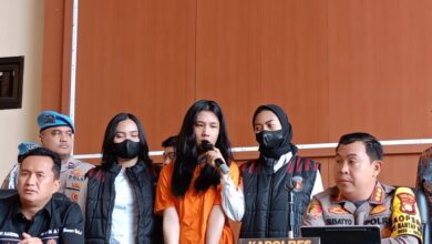 Ghisca Debora Aritonang atau GDA (19) telah ditetapkan sebagai tersangka penipuan tiket konser Coldplay. (Foto: Antara/Siti Nurhaliza)