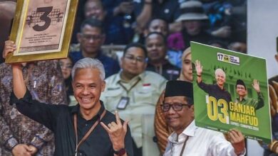 Calon presiden dan calon wakil presiden Ganjar Pranowo (kiri) dan Mahfud Md (kanan) menunjukkan nomor hasil undian pada Rapat Pleno Terbuka Pengundian dan Penetapan Nomor Urut Pasangan Capres dan Cawapres Pemilu Tahun 2024 di Gedung KPU, Jakarta, Selasa (14/11/2023). (Foto: Antara/Galih Pradipta)