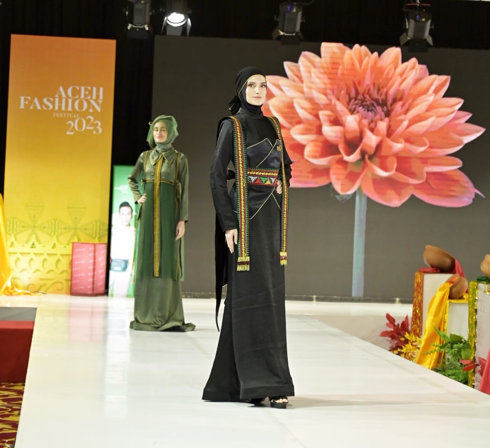 Festival Fashion Show Pekan Kebudayaan Aceh (PKA) ke-8, di Amel Convention Hall, Banda Aceh. (Foto: Distori/Zahlul Akbar)