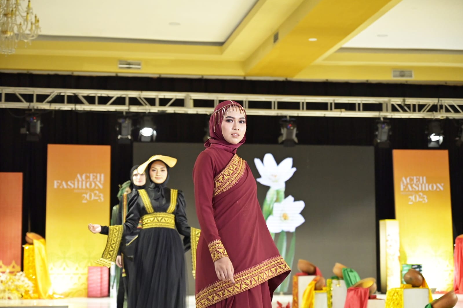 Festival Fashion Show Pekan Kebudayaan Aceh (PKA) ke-8, di Amel Convention Hall, Banda Aceh. (Foto: Distori/Zahlul Akbar)
