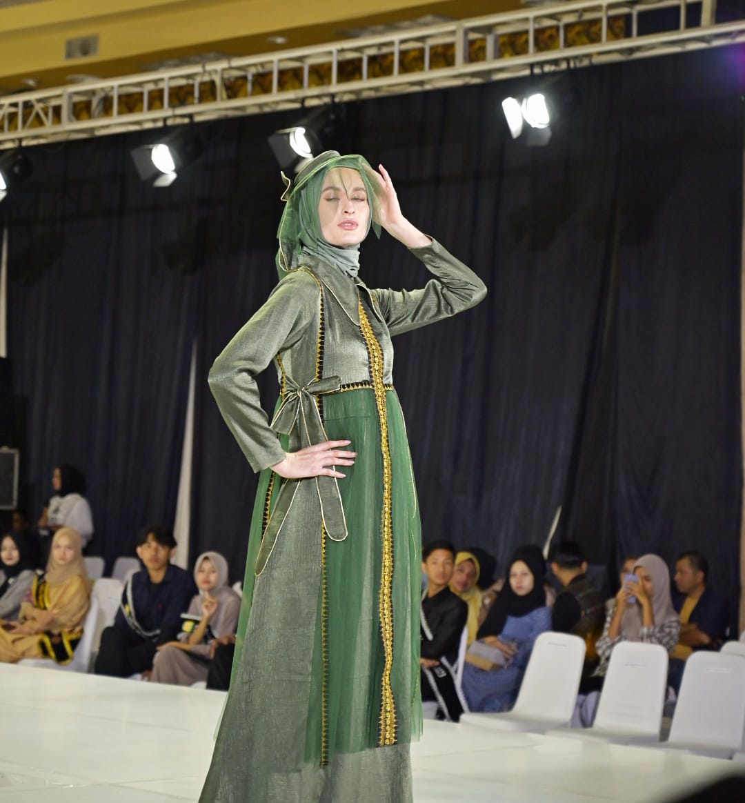 Festival Fashion Show Pekan Kebudayaan Aceh (PKA) ke-8, di Amel Convention Hall, Banda Aceh. (Foto: Distori/Zahlul Akbar)