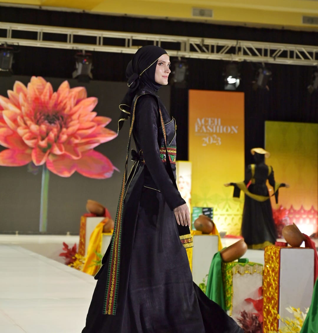 Festival Fashion Show Pekan Kebudayaan Aceh (PKA) ke-8, di Amel Convention Hall, Banda Aceh. (Foto: Distori/Zahlul Akbar)