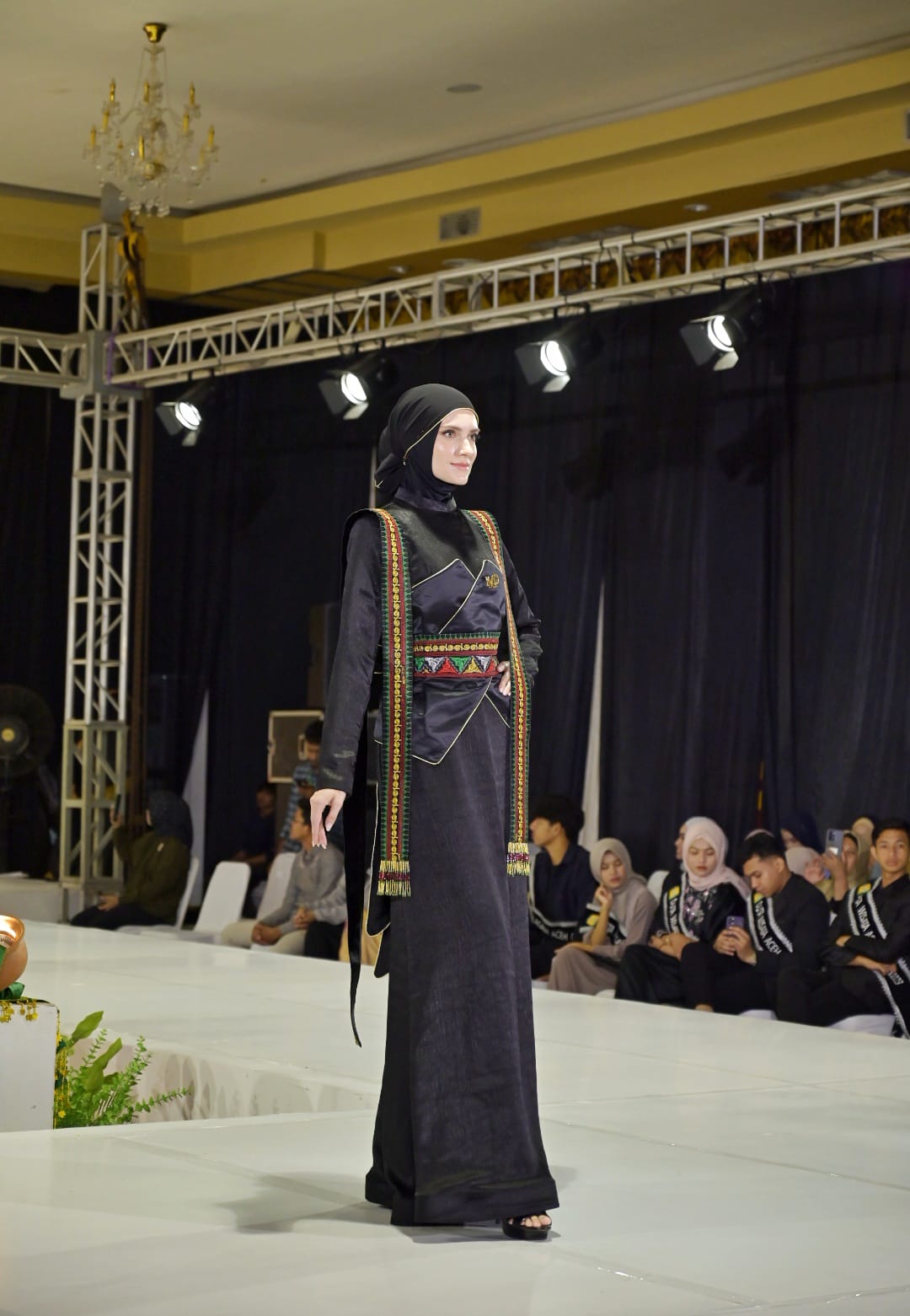 Festival Fashion Show Pekan Kebudayaan Aceh (PKA) ke-8, di Amel Convention Hall, Banda Aceh. (Foto: Distori/Zahlul Akbar)