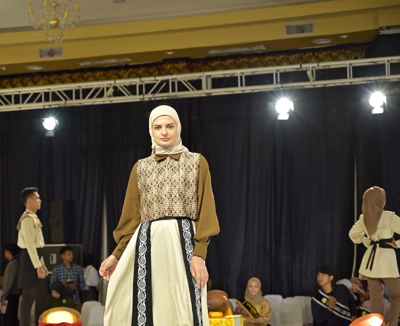 Festival Fashion Show Pekan Kebudayaan Aceh (PKA) ke-8, di Amel Convention Hall, Banda Aceh. (Foto: Distori/Zahlul Akbar)