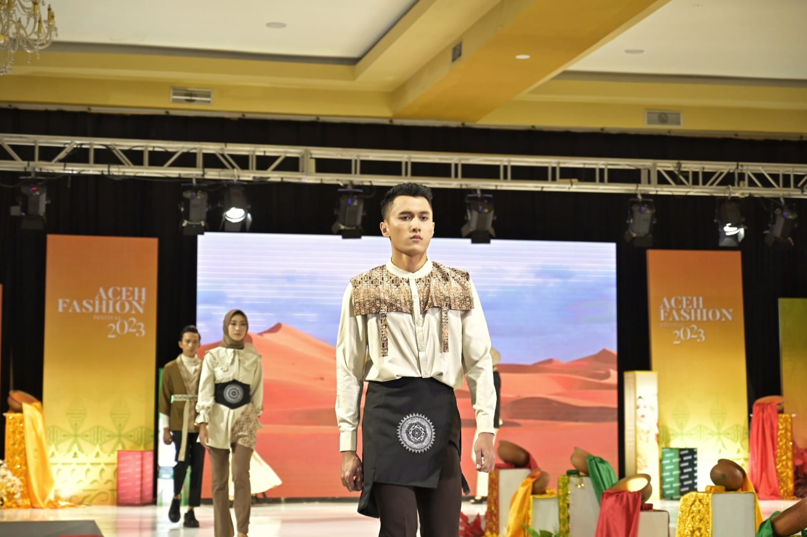 Festival Fashion Show Pekan Kebudayaan Aceh (PKA) ke-8, di Amel Convention Hall, Banda Aceh. (Foto: Distori/Zahlul Akbar)
