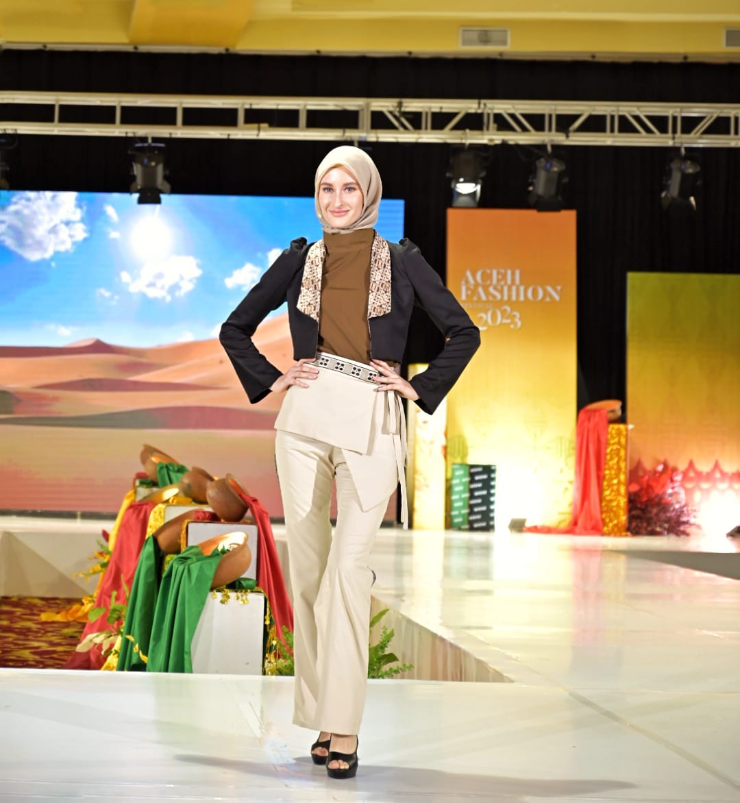 Festival Fashion Show Pekan Kebudayaan Aceh (PKA) ke-8, di Amel Convention Hall, Banda Aceh. (Foto: Distori/Zahlul Akbar)