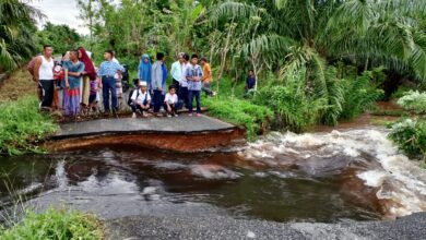 Jalan antar Desa di Kuala Bakong terputus akibat diterjang banjir Rabu pagi (22/11/2023). (Foto: Distori/Dok. Warga)