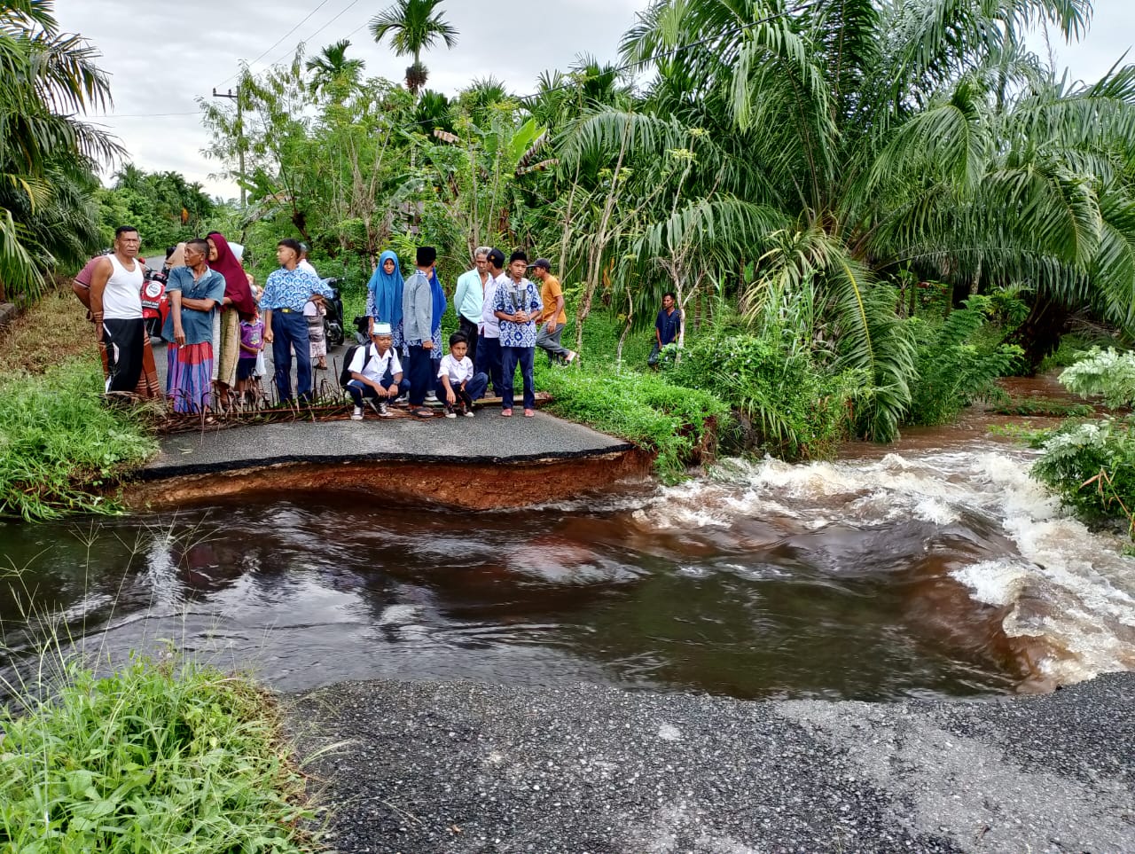 Jalan antar Desa di Kuala Bakong terputus akibat diterjang banjir Rabu pagi (22/11/2023). (Foto: Distori/Dok. Warga)