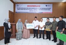 Sekda Aceh Jaya T Reza Fahlevi menyerahkan santunan dari BPJS Ketenagakerjaan kepada Ahli waris korban kecelakaan karyawan PT Tunggal Perkasa Plantation Tiga (TPP3) di dampingi kepala BPJS Cabang Meulaboh Achmad Ramli dan juga kadis Tranker Bachtiar di Hotel Pantai Barat, Calang, Rabu (22/11/2023). (Foto : Distori/Zahlul Akbar)