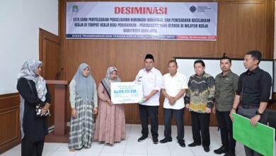 Sekda Aceh Jaya T Reza Fahlevi menyerahkan santunan dari BPJS Ketenagakerjaan kepada Ahli waris korban kecelakaan karyawan PT Tunggal Perkasa Plantation Tiga (TPP3) di dampingi kepala BPJS Cabang Meulaboh Achmad Ramli dan juga kadis Tranker Bachtiar di Hotel Pantai Barat, Calang, Rabu (22/11/2023). (Foto : Distori/Zahlul Akbar)