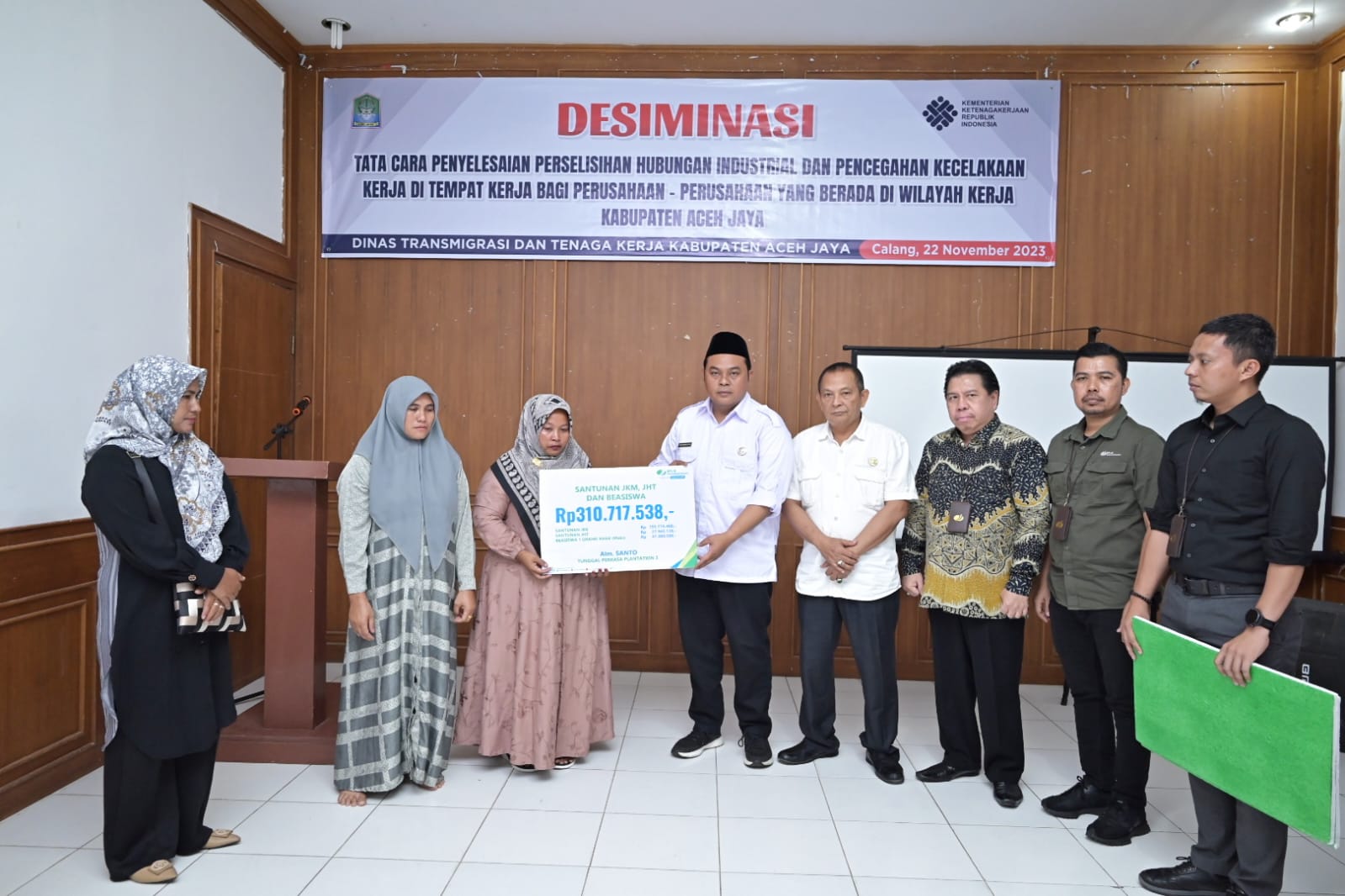 Sekda Aceh Jaya T Reza Fahlevi menyerahkan santunan dari BPJS Ketenagakerjaan kepada Ahli waris korban kecelakaan karyawan PT Tunggal Perkasa Plantation Tiga (TPP3) di dampingi kepala BPJS Cabang Meulaboh Achmad Ramli dan juga kadis Tranker Bachtiar di Hotel Pantai Barat, Calang, Rabu (22/11/2023). (Foto : Distori/Zahlul Akbar)