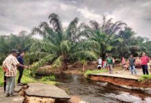 Ketua DPRK Aceh Jaya Muslem D bersama Camat Sampoiniet meninjau lokasi putus jalan di Kuala Bakong, Rabu (22/11/2023). Dok. Pribadi