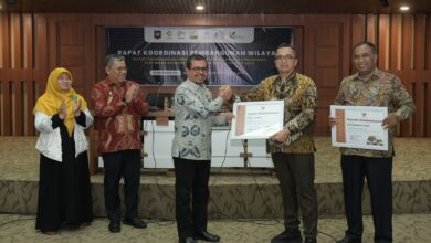 Pj Wali Kota Sabang Reza Fahlevi menerima penghargaan dari Pemerintah Aceh atas capaian Open Defecation Free (ODF), berdasarkan hasil dari Tim Verifikasi ODF Provinsi Aceh. (Foto: Distori/Dok. Humas Sabang)