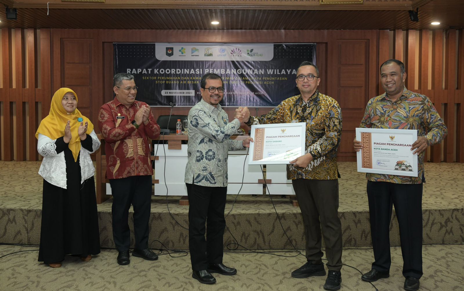 Pj Wali Kota Sabang Reza Fahlevi menerima penghargaan dari Pemerintah Aceh atas capaian Open Defecation Free (ODF), berdasarkan hasil dari Tim Verifikasi ODF Provinsi Aceh. (Foto: Distori/Dok. Humas Sabang)