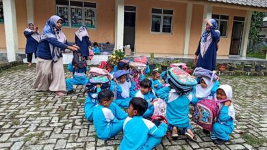 Ratusan anak sekolah sedang mengikuti simulasi bencana gempa dan tsunami di Kecamatan Meuraxa, Banda Aceh Kamis (23/11/2023). (Foto: Dok. ADI)