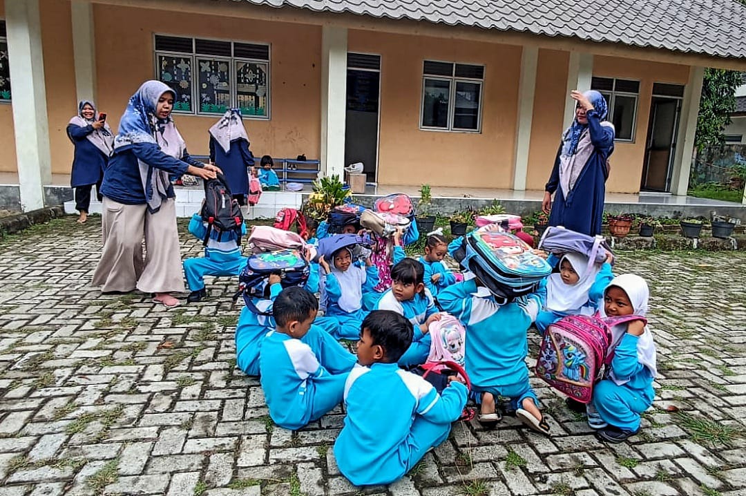 Ratusan anak sekolah sedang mengikuti simulasi bencana gempa dan tsunami di Kecamatan Meuraxa, Banda Aceh Kamis (23/11/2023). (Foto: Dok. ADI)