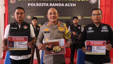 Kapolresta Banda Aceh KBP, Fahmi Irwan Ramli saat konfrensi pers penemuan barang bukti narkotika jenis sabu sebanyak 10,4 kilogram di Bandara Internasional Sultan Iskandar Muda, Kamis (23/11/2023). (Foto: Dok. Polresta Banda Aceh)