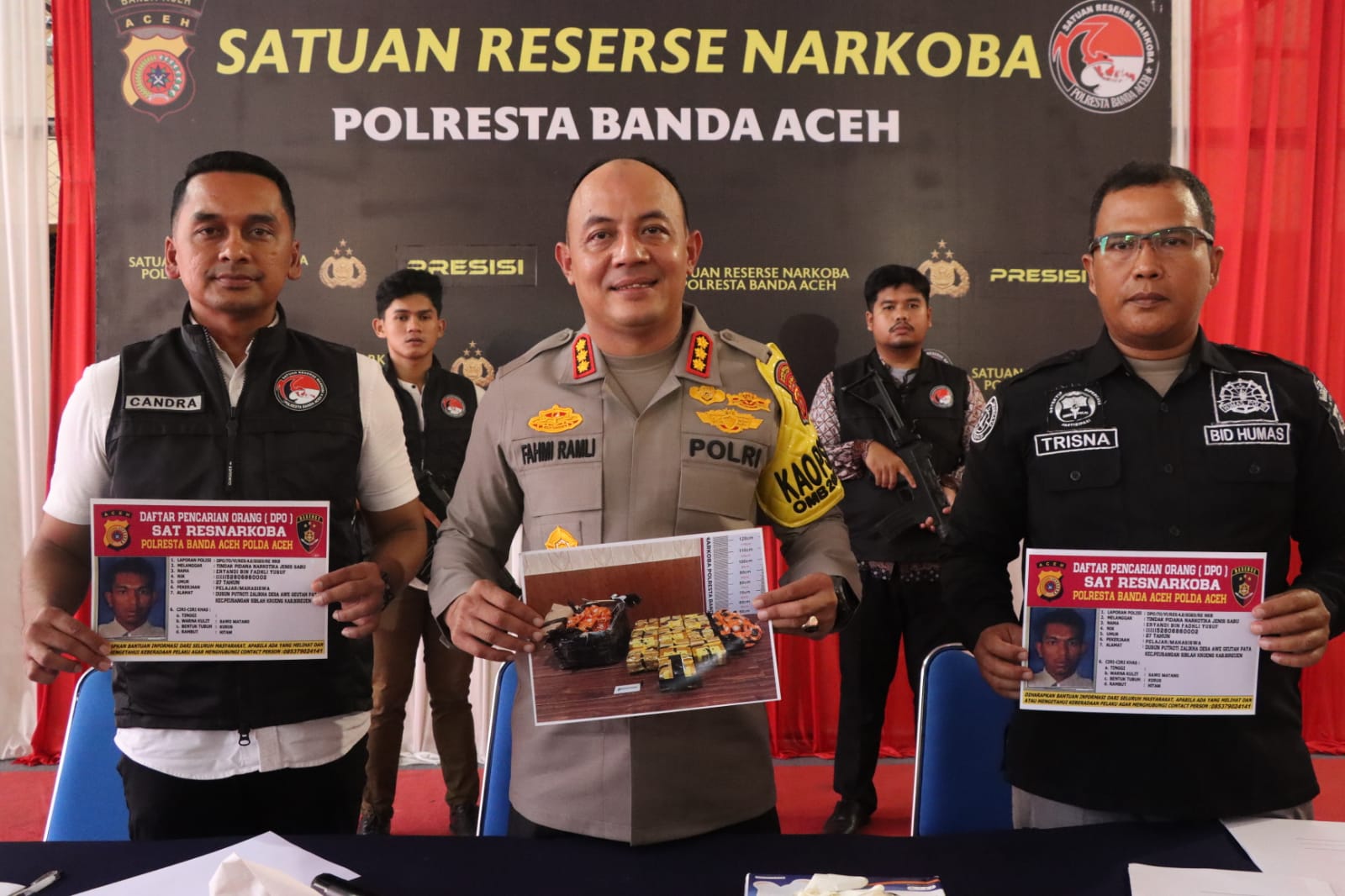 Kapolresta Banda Aceh KBP, Fahmi Irwan Ramli saat konfrensi pers penemuan barang bukti narkotika jenis sabu sebanyak 10,4 kilogram di Bandara Internasional Sultan Iskandar Muda, Kamis (23/11/2023). (Foto: Dok. Polresta Banda Aceh)