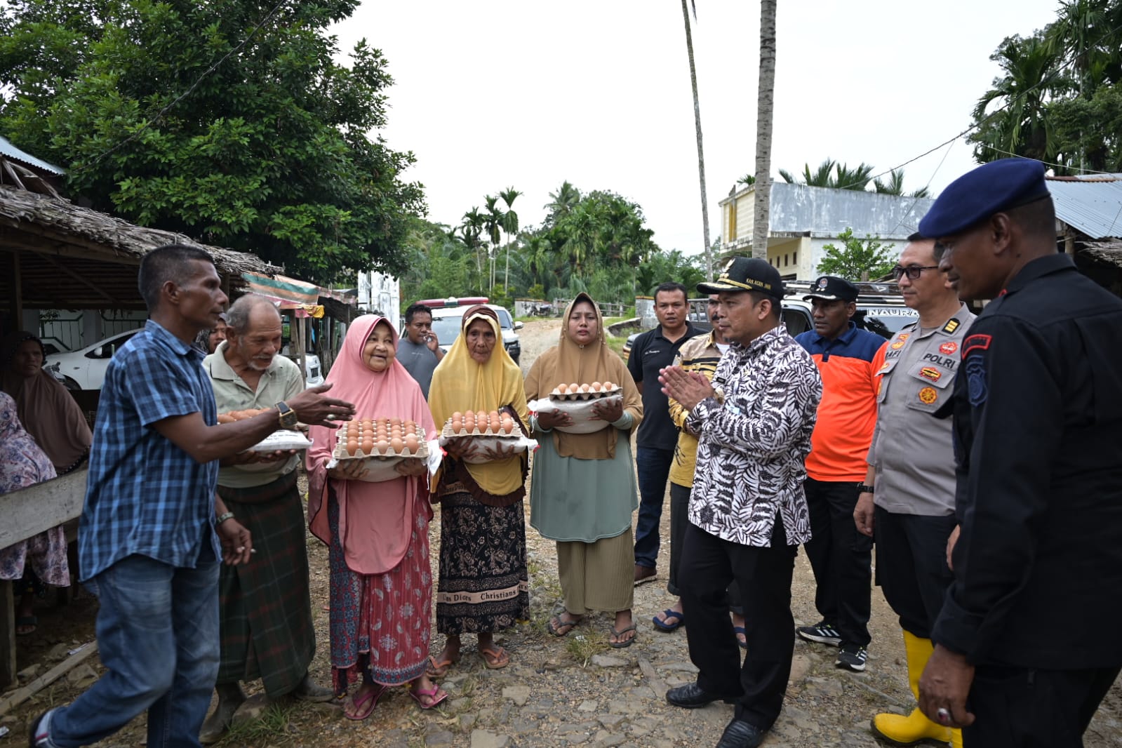 Pj Bupati Aceh Jaya menyerahkan bantuan masa panik kepada warga dalam kecamatan panga yang terdampak banjir, Kamis (23/11/2023). (Foto: Distori/Dok. Humas Aceh Jaya)