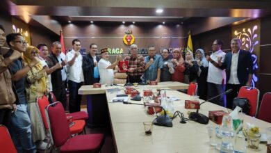 Foto bersama dan penyerahan cinderamata olek Ketum KONI Aceh kepada Wakil Ketua Komisi V DPRD Jawa Barat. (Foto untuk Distori)