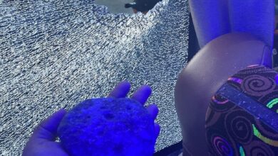 Kondisi kaca bus yang dinaiki Persiraja Banda Aceh pecah dilempar menggunakan batu oleh sekelompok orang saat pulang setelah melawan Sada Sumut FC, di Deli Serdang, Sumatera Utara, Sabtu (25/11/2023). (Foto: Dok. MO Persiraja)