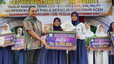 Kepala Badan Penghubung Aceh (BPPA) Akkar Arafat, (kiri) memberikan hadiah pemenang Tari Ratoh Jaroe Piala Gubernur Aceh Tahun 2023 di Anjungan Aceh, Taman Mini Indonesia Indah, Jakarta, Sabtu, (25/11/2023). (Foto: Dok. BPPA)