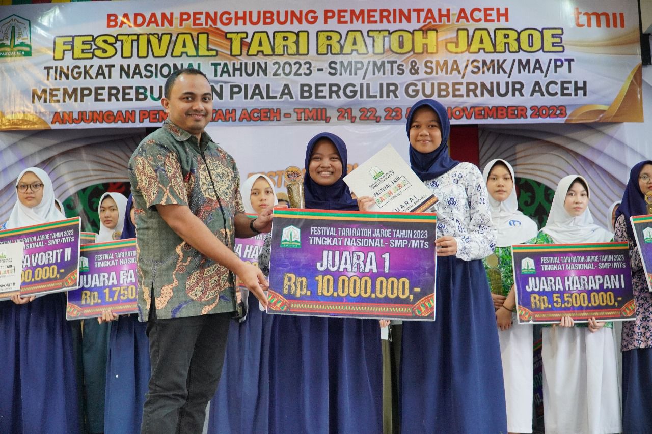 Kepala Badan Penghubung Aceh (BPPA) Akkar Arafat, (kiri) memberikan hadiah pemenang Tari Ratoh Jaroe Piala Gubernur Aceh Tahun 2023 di Anjungan Aceh, Taman Mini Indonesia Indah, Jakarta, Sabtu, (25/11/2023). (Foto: Dok. BPPA)