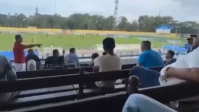 Tangkapan layar video saat anggota Exco PSSI yang juga petinggi klub Sada Sumut FC melakukan provokasi di tribun VVIP Stadion Baharoeddin Siregar, menyerang Presiden Persiraja. (Foto: Dok. MO Persiraja)